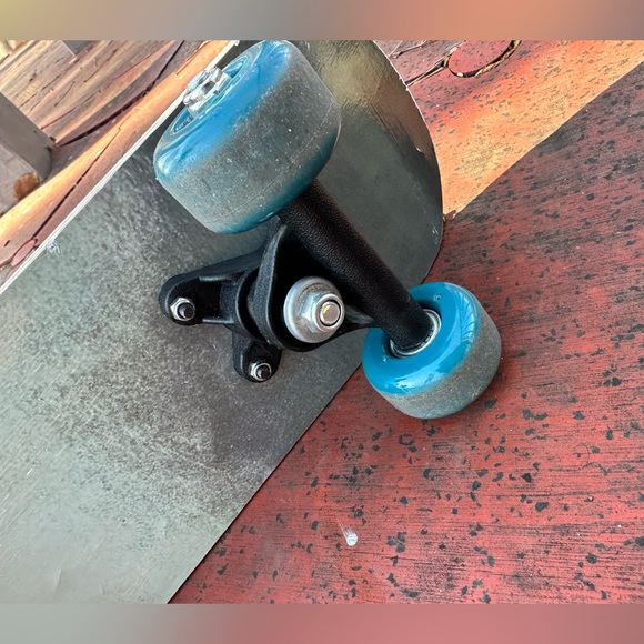 A skateboard.Perfect for 6-8 years old boys and girls. Not heavy, easy to carry. - Picture 6 of 6